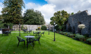 Outdoor Dining on the grass - Hotel Kilkenny